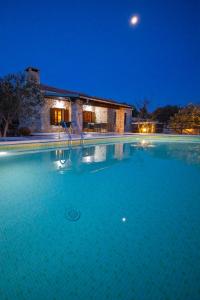 Swimmingpoolen hos eller tæt på Holiday Home Svemir