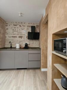 una cucina con lavello e microonde di Siete Lunas a Cordoba