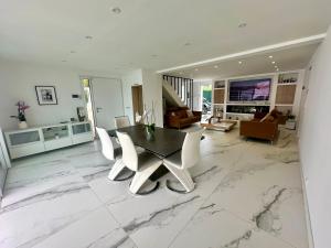 Un televizor și/sau centru de divertisment la VILLA LAURANA HYERES 6 personnes Piscine chauffée