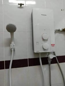 HOMESTAY ANGGUN SAFIYYA tesisinde bir banyo