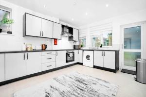 Kjøkken eller kjøkkenkrok på Stylish 3 Bedroom House - Garden - Parking - Sleeps 6 - Netflix - Wifi - 12O