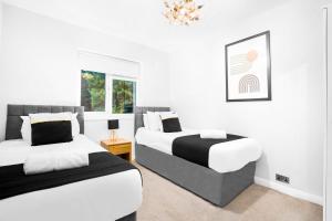 Et sittehjørne på Stylish 3 Bedroom House - Garden - Parking - Sleeps 6 - Netflix - Wifi - 12O