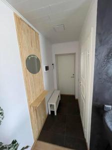 Korter asukohaga Valga Linn في فالغا: ممر مع غرفة بيضاء مع مقعد وباب