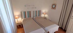 Habitación hospitalaria con 2 camas y espejo en villa 32, en Castiadas