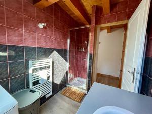 een badkamer met een douche en een toilet. bij Chez Fred - CLG Savoie - 2Ch - 1 SDB in Chevillard