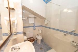 Un baño de Escuder Apartamentos Turísticos