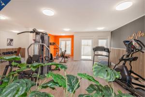 a gym with exercise bikes and plants in a room at An der Haffküste Haffkoje in Zirchow