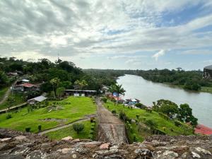 Vista arial a um rio com casas numa colina em La Mariola - Finca Agroecológica em El Castillo de La Concepción