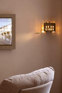 uma sala de estar com um sofá e uma luz na parede em PALAZZO CIOPETA - Italian Excellence em Verona