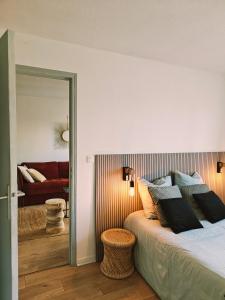 a bedroom with a bed and a living room at Direct Aéroport et centre historique de Bordeaux in Mérignac