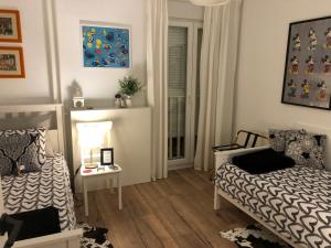 een slaapkamer met een bed en een tafel met een lamp bij Apartment ARGO in Split