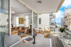 Cet appartement dispose d'un balcon avec vue sur l'océan. dans l'établissement #Stunning 3BR/2BA Apt - Sea View, à Tel Aviv