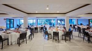A restaurant or other place to eat at Hotel Samba