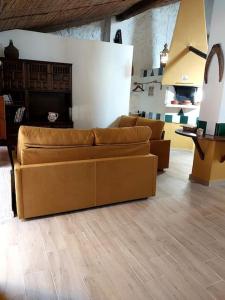 salon z kanapą i kominkiem w obiekcie La casita del Horno w mieście Pedralba