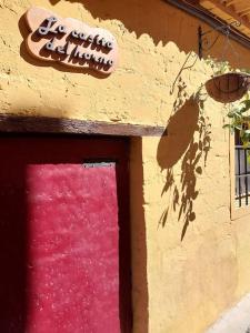 un edificio con una puerta rosa y un cartel en él en La casita del Horno, en Pedralba