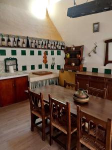 jadalnia z drewnianym stołem i krzesłami w obiekcie La casita del Horno w mieście Pedralba