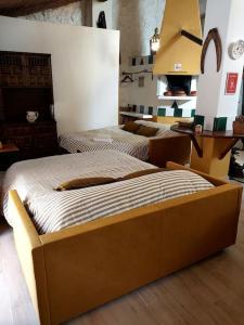 sypialnia z 2 łóżkami w pokoju w obiekcie La casita del Horno w mieście Pedralba