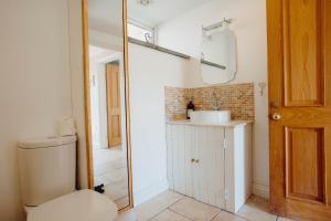 Un baño de Lower Bubbleton Tenby 17 fotos más