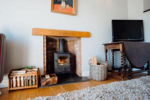 Una televisión o centro de entretenimiento en Lower Bubbleton Tenby