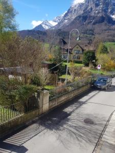 una calle con un coche aparcado al lado de una carretera en Historisch grosszügiges Haus, en Glaris