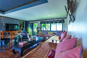 sala de estar con sofá y mesa en Casa Asiatique — 5BR Villa in Laguna & Layan Beach, en Phuket