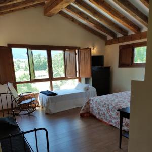 una camera con due letti in una stanza con finestre di Canteo a Chavida