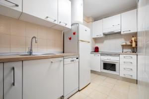 Kuchyň nebo kuchyňský kout v ubytování Hauzify I Apartaments Reddis + 14 fotografií