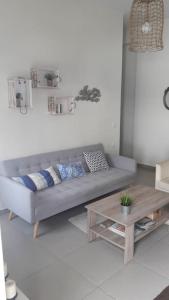 sala de estar con sofá y mesa de centro en Anesis with yard en Myrtos