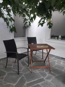 2 sillas, mesa de madera, mesa y sillas en Anesis with yard en Myrtos