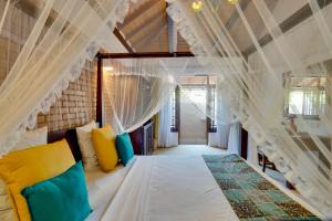 1 dormitorio con 1 cama blanca grande con cortinas en AIDA Hotel - Bentota, en Bentota