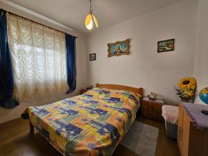 sypialnia z łóżkiem z kolorową kołdrą w obiekcie Stjepan Apartment w Medulinie
