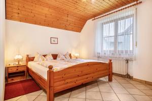 クレスブロン・アム・ボーデンゼーにあるFerienhaus Behlerのベッドと大きな窓のある寝室