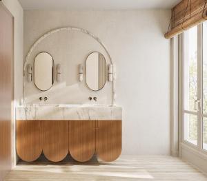 baño con lavabo y 2 espejos en Lou Saint Tropez en Saint-Tropez