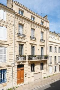 - un grand bâtiment avec des balcons sur le côté dans l'établissement Maison Heym Bordeaux, à Bordeaux