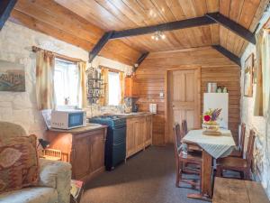 Kuchyň nebo kuchyňský kout v ubytování Rhyd y Brown Cottage Llys Y Fran, Clynderwen