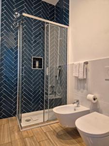 uma casa de banho com um chuveiro, um WC e um lavatório. em Casa Vacanze Aenaria 2 em Ischia