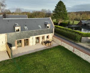 - une vue aérienne sur une maison avec une cour dans l'établissement Maison Melrose Lovely house near Deauville, à Cricquebœuf