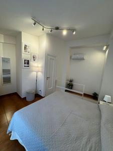 a bedroom with a large white bed in a room at Appartamento Turistico Scilla da Franca in Scilla