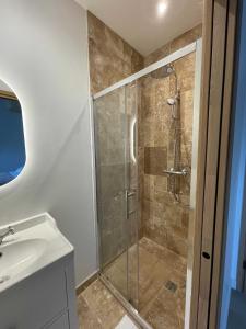 La salle de bains est pourvue d'une douche et d'un lavabo. dans l'établissement La Maison du Haras Norman house near Deauville, à Cricquebœuf