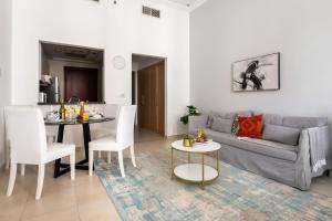 ein Wohnzimmer mit einem Sofa und einem Tisch in der Unterkunft Frank Porter - Canal Residence in Dubai