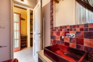 baño con lavabo rojo en una habitación en La Casina di Borgo Mommialla, en Gambassi Terme