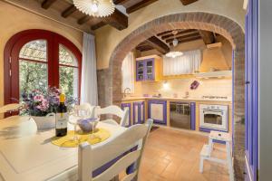 cocina con mesa y sillas en una habitación en La Casina di Borgo Mommialla, en Gambassi Terme