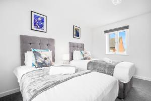 SleightholmeにあるStylish 2 Bedroom Apartment - Secure Parking - WIFI - Netflix - 27BCの白い壁の客室内のベッド2台