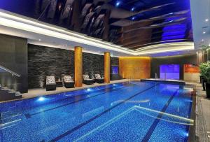 Swimming pool sa o malapit sa Elegant & Luxury 2BD Penthouse in London Fulham