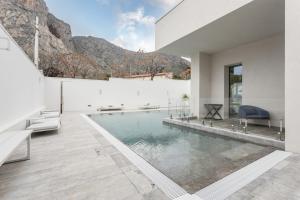 uma piscina no meio de uma casa em Villa Tritone em Palermo