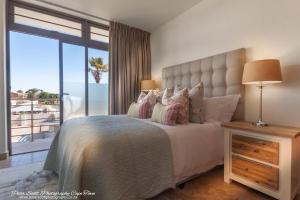 Postel nebo postele na pokoji v ubytování Sunset Beach Luxury Apartments