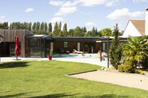 ein Haus mit Pool und Hof in der Unterkunft Sol'm Gîte chambre Tanzanie in Solesmes