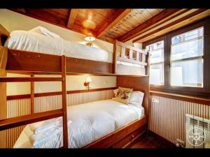 Двухъярусная кровать или двухъярусные кровати в номере FORCANADA de Alma de Nieve