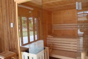eine Sauna mit 2 Betten und einer Glaswand in der Unterkunft Sol'm Gîte chambre Tanzanie in Solesmes