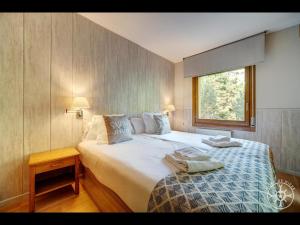 a bedroom with a large bed and a window at HELLIN de Alma de Nieve in Naut Aran